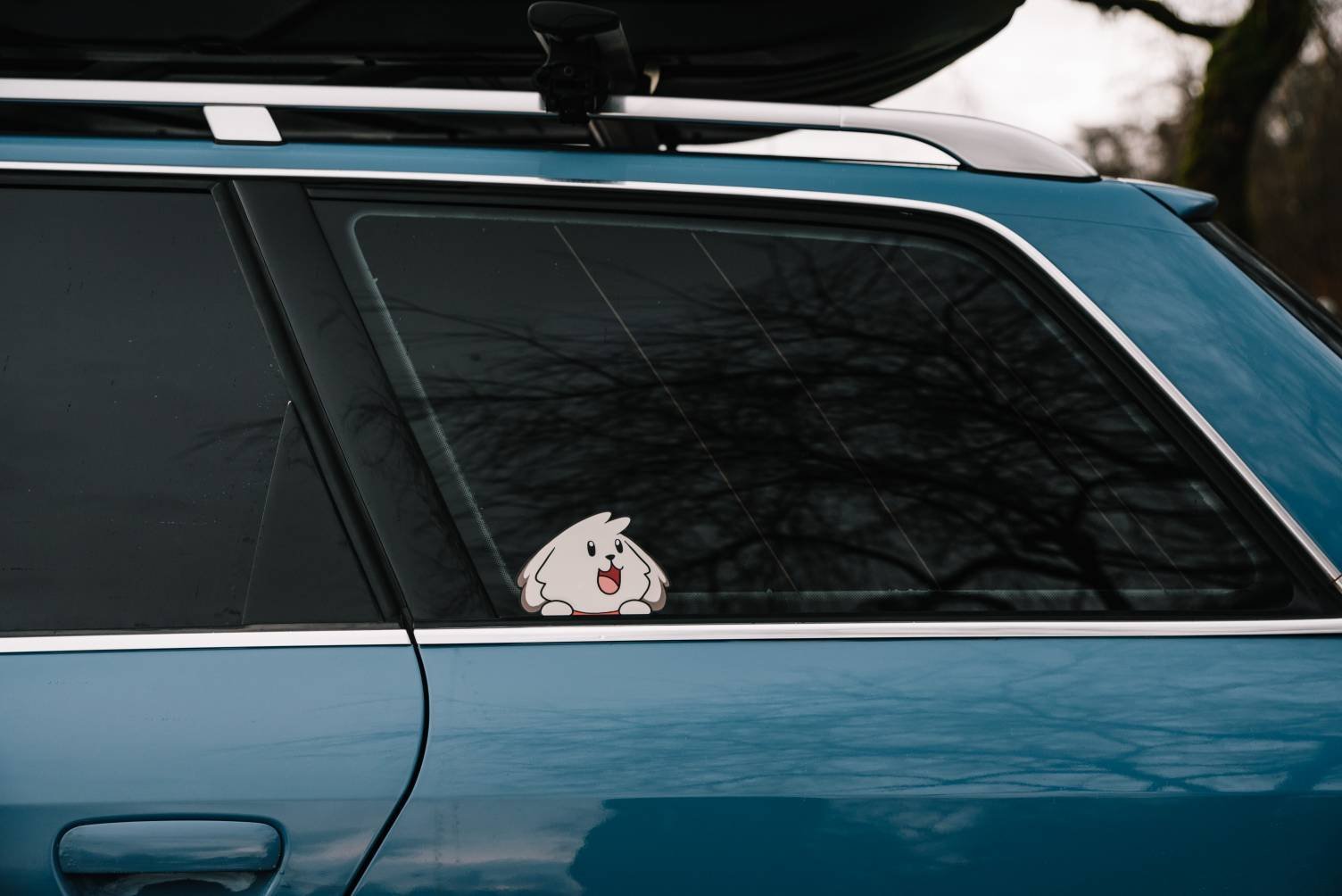 Peeking Mochi Vinyl Peeker Decal